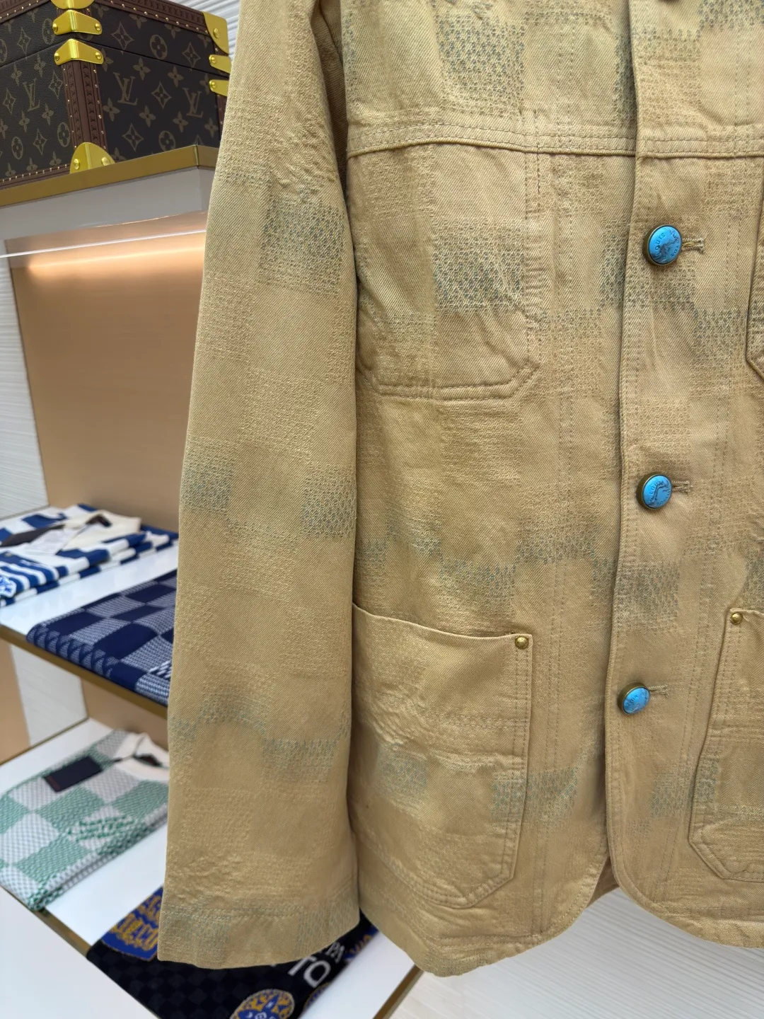 LOUIS VUITTON turquoise collarless jacket ●Authentic product: purchased and developed by 18939 ●Item number: 1680007-C45 ●Fabric: denim fabric ●Technology: jacquard production ●Version: fitted version ●Weight: about 1255 grams ●Size: 46-48-50-52 ●Description: Louis Vuitton LV checkerboard collarless denim jacket Made of custom-woven denim denim, custom-dyed with contrasting indigo effect and 3D checkered jacquard craftsmanship. Through the yarn-dyed jacquard process, various patterns and patterns are woven directly into the fabric during the weaving process, making the surface of the denim appear richer in texture and visual effects. The fabric goes through sand washing process and special dyeing technology! Customized accessories, complete with three standards. The overall wiring is straight and delicate, the fabric is comfortable and soft, and the color is consistent without color difference. It can be matched with the same style to create a fashionable look and control various occasions. Customized accessories, complete with three standards, same style for men and women!